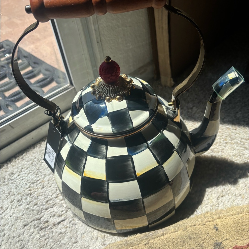 Checkered Teapot with Wooden Handle